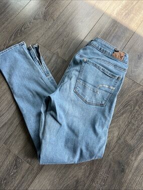 Light Wash Denim Jeans with Back Pocket Stitching American eagle